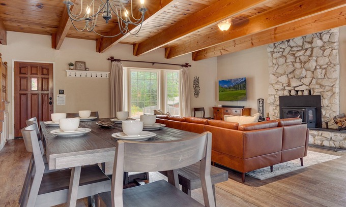 North Upper Truckee Casa | Air Conditioning, Outdoor Spa, 5 Mins to Heavenly/ Casinos/ Beaches: Little Bear Cabin
