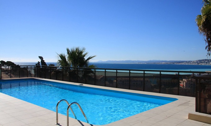 Lazaret Apartamento | Apartamento con aire acondicionado, vistas panorámicas al mar y piscina comunitaria.