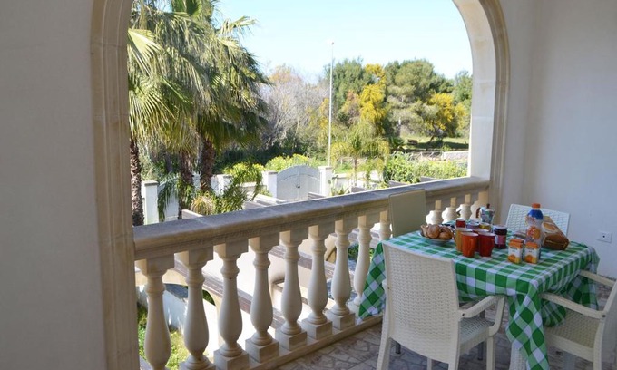 Roca Vecchia Apartamento | Air-conditioned Apartment Near The Beach With Spacious Balcony & Garden; Pets