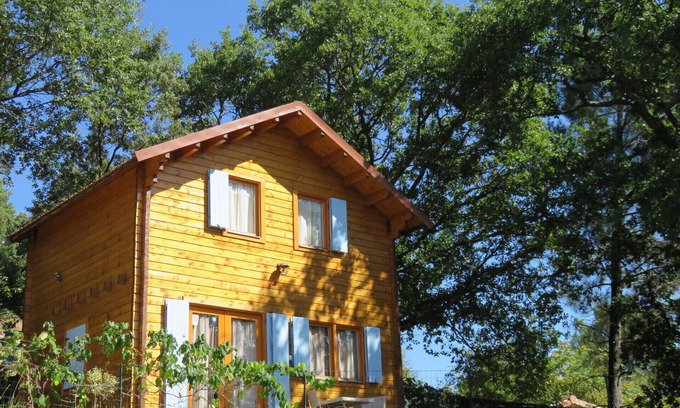 Vals-les-Bains Chalet De Esquí | Chalet climatizado y climatizado con una hermosa vista de la montaña y el valle.