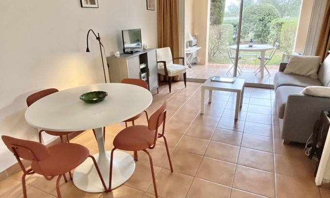 Mallemort Apartamento | Air conditioned garden flat in the Pont Royal Golf, calm in beautiful setting.