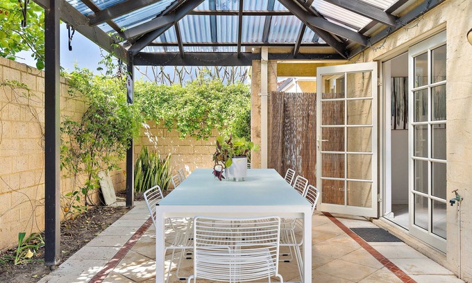 Wembley Casa | Air conditioned house near city and beach with secure garage