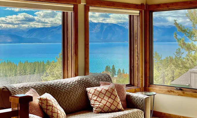 Zephyr Cove Casa | Alquiler de lujo moderno con aire acondicionado y aire acondicionado y vistas al lago Tahoe + Jacuzzi (P
