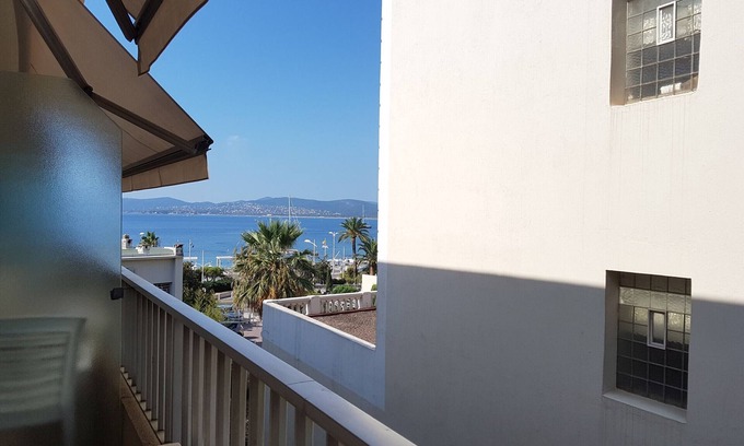 Saint-Raphael Apartamento | Estudio con aire acondicionado cerca de la playa y tiendas, balcón, aparcamiento, ropa y wifi