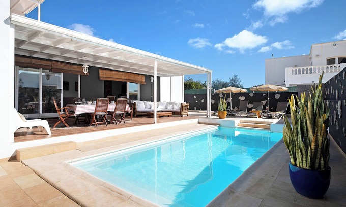 Costa Teguise Villa | Villa con lujosa zona de piscina, terraza cerca del campo de golf y aire acondicionado
