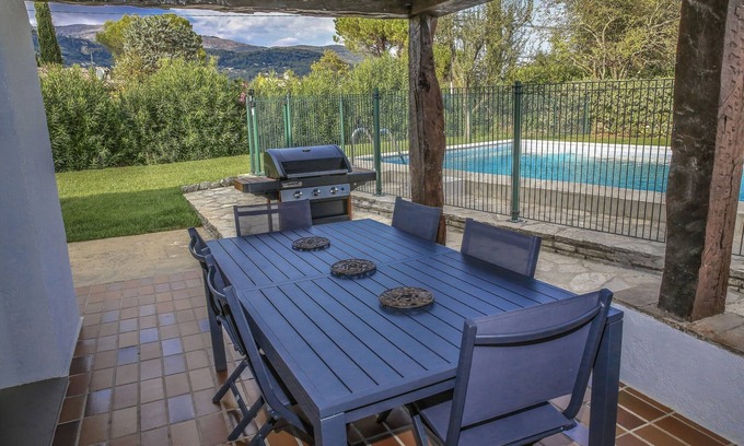 Peymeinade Casa | Villa climatizada con piscina en zona residencial tranquila. Jardín con arboles.