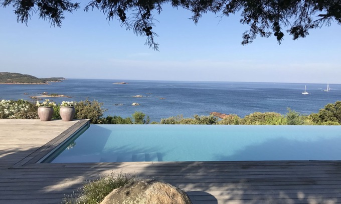 Cala Rossa Casa | Villa frente al mar con aire acondicionado, piscina y playa.