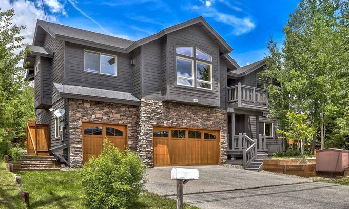 Mountain View Estates Cabina | Air Conditioning, Private Hot Tub, Pet Friendly, Near Lake, Bunks, Extra Kids Allowed