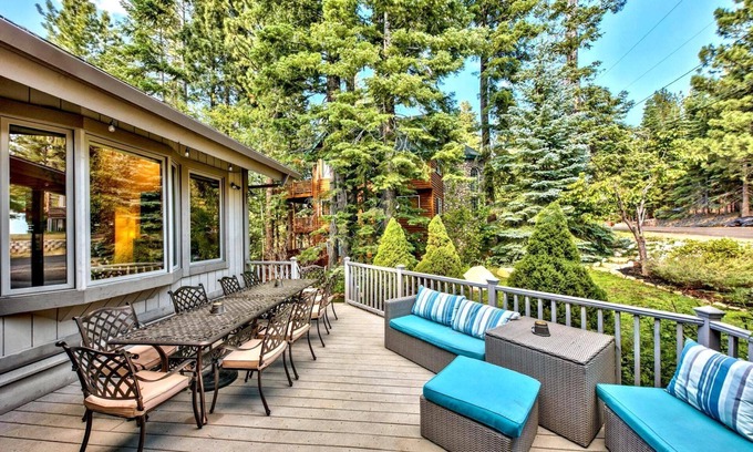 Montgomery Estates Cabina | Air Conditioning, Walk to Trails, Game Room, Hot Tub, 10 Beds, Large 5br, Near Lake
