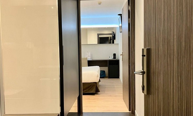 Barajas Hotel | Air Rooms Madrid by HelloSky