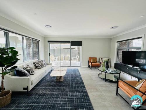 Denham Court Casa | Aircabin - Denham Court - Modern - 4 Beds House