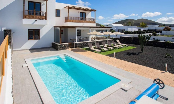 Tinajo Villa | Aircon, Wi-Fi, Smart TV, Private pool