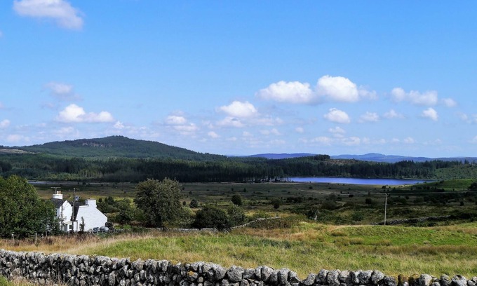 Castle Douglas Cabaña | Airie Farmhouse - a house that sleeps 7 guests in 3 bedrooms