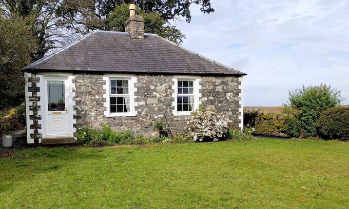 Newton Stewart Cabaña | Airlies Cottage - a cottage that sleeps 4 guests in 1 bedroom