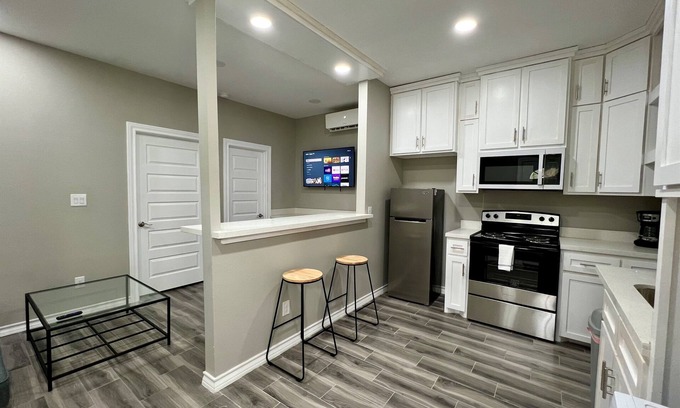 Brownsville Apartamento | Airport Bunker #5 - Wonderfully Cozy 1BD/1BA