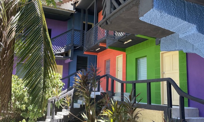 Coxen Hole Hotel | AIRPORT INN