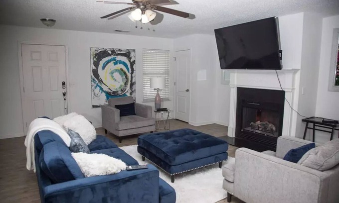 Southwestern Casa | Airport Retreat Stylish Townhome