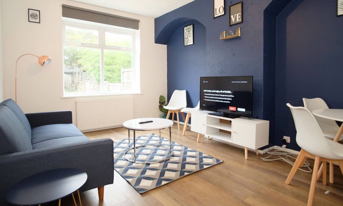 River Casa | Airy 3 bedroom house with free parking n Garden