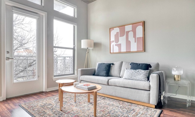 Barton Heights Apartamento | Airy Barton Springs 1BR w/ W/D, Gym & Pool, nr Town Lake, by Blueground