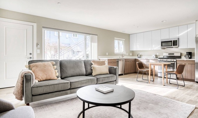 Campbell Apartamento | Airy Campbell 1BR w/ Gym, Pool & Hot Tub, walk to WF & TJ, by Blueground