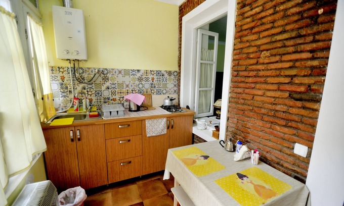 Chugureti Apartamento | Aireado el centro de Tbilisi Apartamento con patio