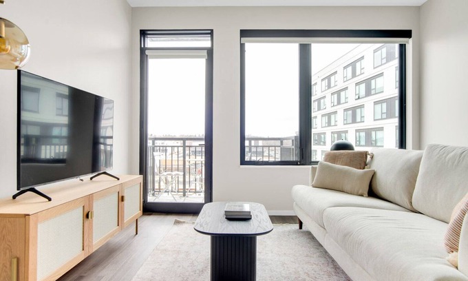 Congress Park Apartamento | Airy Congress Park 2BR w/ Gym & Pool, near shops & dining, by Blueground