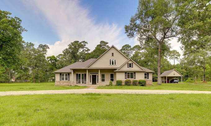 Hull Casa | Airy Dayton Vacation Home w/ Deck + Private Yard!