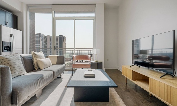 Waller Creek District Apartamento | Airy Downtown Austin 1BR w/ Gym, Pool & W/D, nr Rainey St, by Blueground
