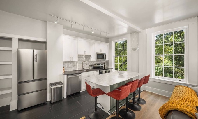 Pendleton Apartamento | Airy, Elegant 1bd Apartment, Steps from Everything