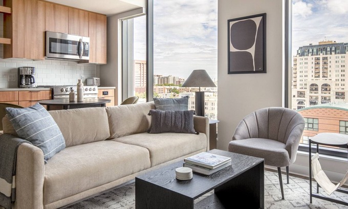 Golden Triangle Apartamento | Airy Golden Triangle 1BR w/ Pool, Gym & W/D, next to Park, by Blueground
