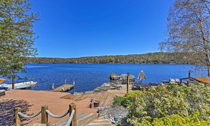 Lake Ariel Casa | Airy Lake Ariel Home with Private Dock and Kayaks!