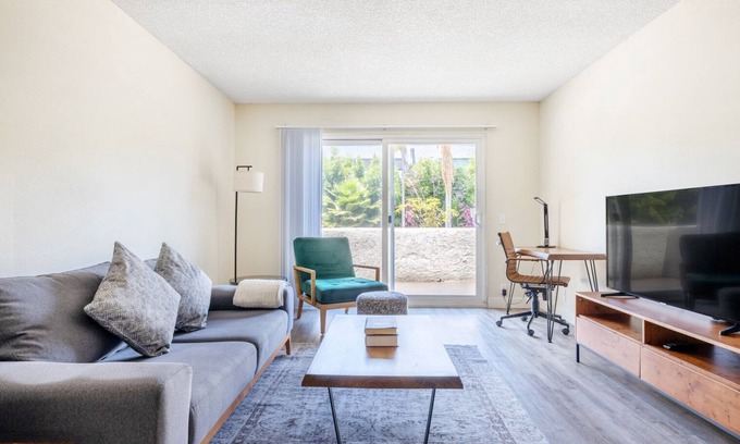 Mar Vista Apartamento | Airy Mar Vista 1BR near shops, 5 min drive to Culver City, by Blueground