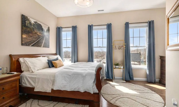 Milford Condominio | Airy Penthouse Loft on Main St. w/Massage Chair