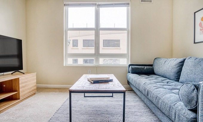 San Bruno Apartamento | Airy San Bruno 1BR w/ Pool, Gym, W/D, near trains + shops, by Blueground