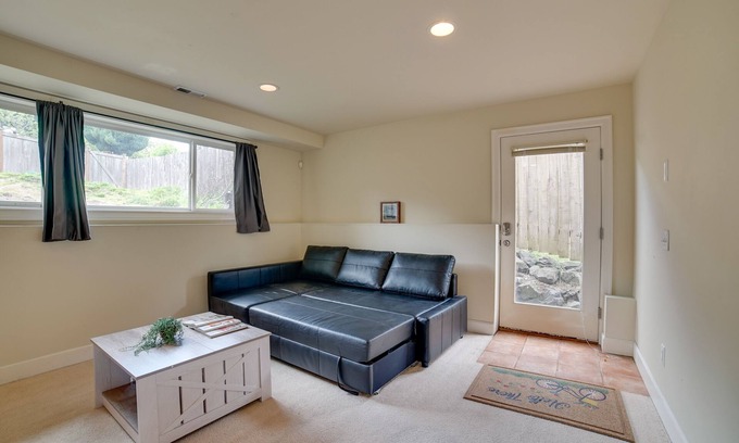 Greenwood Apartamento | Airy Seattle Apartment ~ 7 Mi to Downtown!