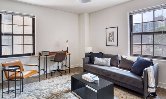Uptown Apartamento | Airy Uptown 1BR w/ Fire Pits & Indoor Pool, nr Beach, by Blueground