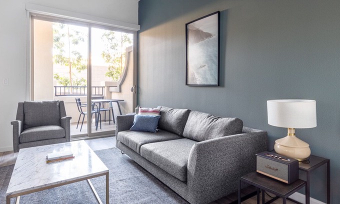 Westchester Apartamento | Airy Westchester 1BR w/ Pool, Gym, BBQ, nr. Venice Beach, by Blueground