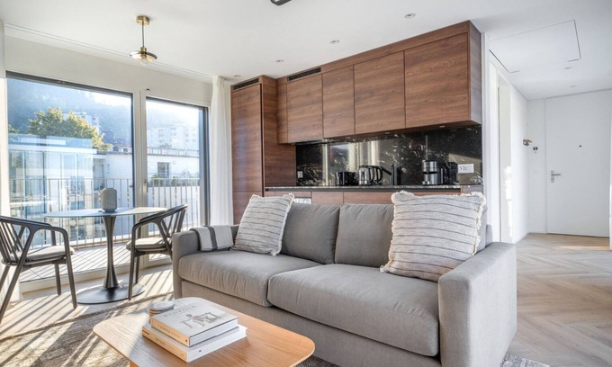 Wiedikon Apartamento | Airy Wiedikon 1BR w/ Storage & W/D, nr Market, by Blueground