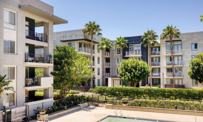 Warner Center Apartamento | Airy Woodland Hills 2BR w/ Gym & Pool, near Westfield Mall, by Blueground