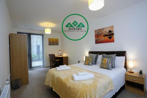 Brent Apartamento | Aisiki Stays Apartments at Queensbury, Ground Floor, 2-Bedroom & 2-Bathroom, King or Twin Beds with Front Porch, with Free Wi-Fi & Parking Space