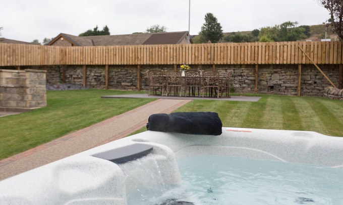 Millhouse Green Cabaña | Aitken House - sleeps 10 guests in 5 bedrooms