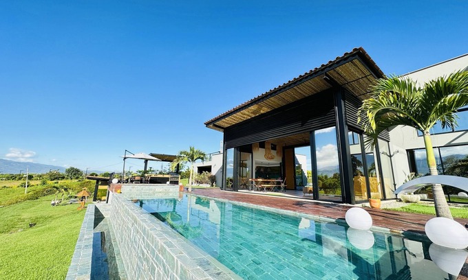 Armenia Casa | Akanachi Luxury Home - Piscina y jacuzzi privado en el eje cafetero colombiano.