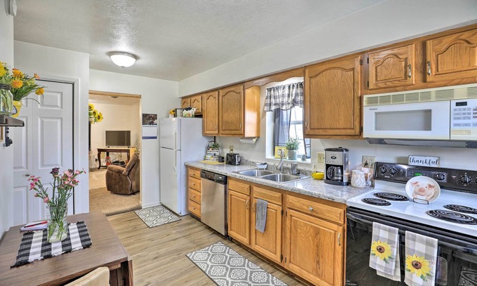 Akron Apartamento | Akron Apartment w/ Balcony - Hunting Nearby!