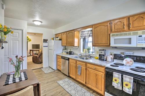 Akron Apartamento | Akron Apartment with Balcony - Hunting Nearby!