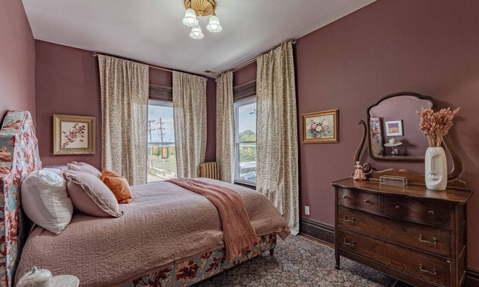 Highland Square Casa | Akron's Werner House: Historic 4 Bedroom Luxury
