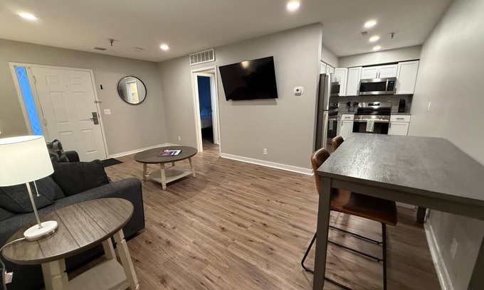 South Central Omaha Apartamento | Aksarben 2 Bedroom-Close to I80