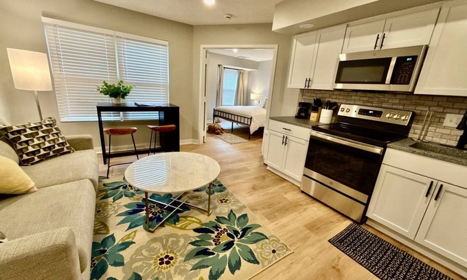 South Central Omaha Apartamento | Aksarben living- NEW-step free entrance- parking