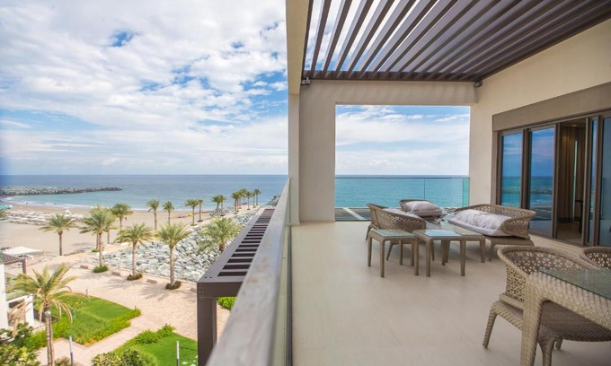 Al Kubus Apartamento | Al Aqah Luxury Apartment w/ Sea Views at Address Residences