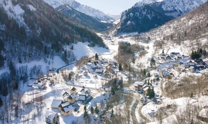 Saint-Colomban-des-Villards Casa | Alpine Adventures Await: 2 Cozy Apartments with Activities for All Seasons