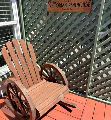Alameda Apartamento | Alameda 3BR Penthouse 2 blocks to downtown 3 blocks to the beach AC and 2 free parking spaces